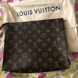 Louis Vuitton Authenic TOILETRY POUCH 26